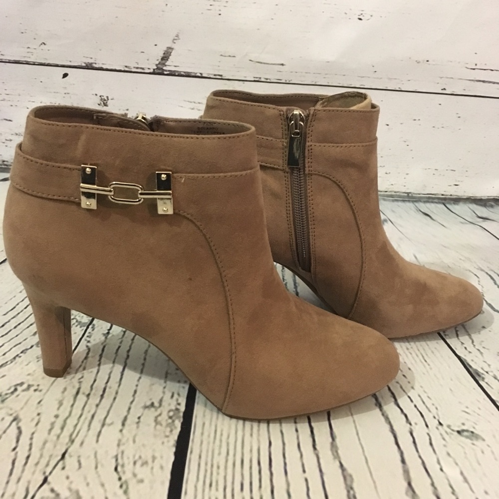 NEW Bandolino Lappo Suede Bootie Natural
